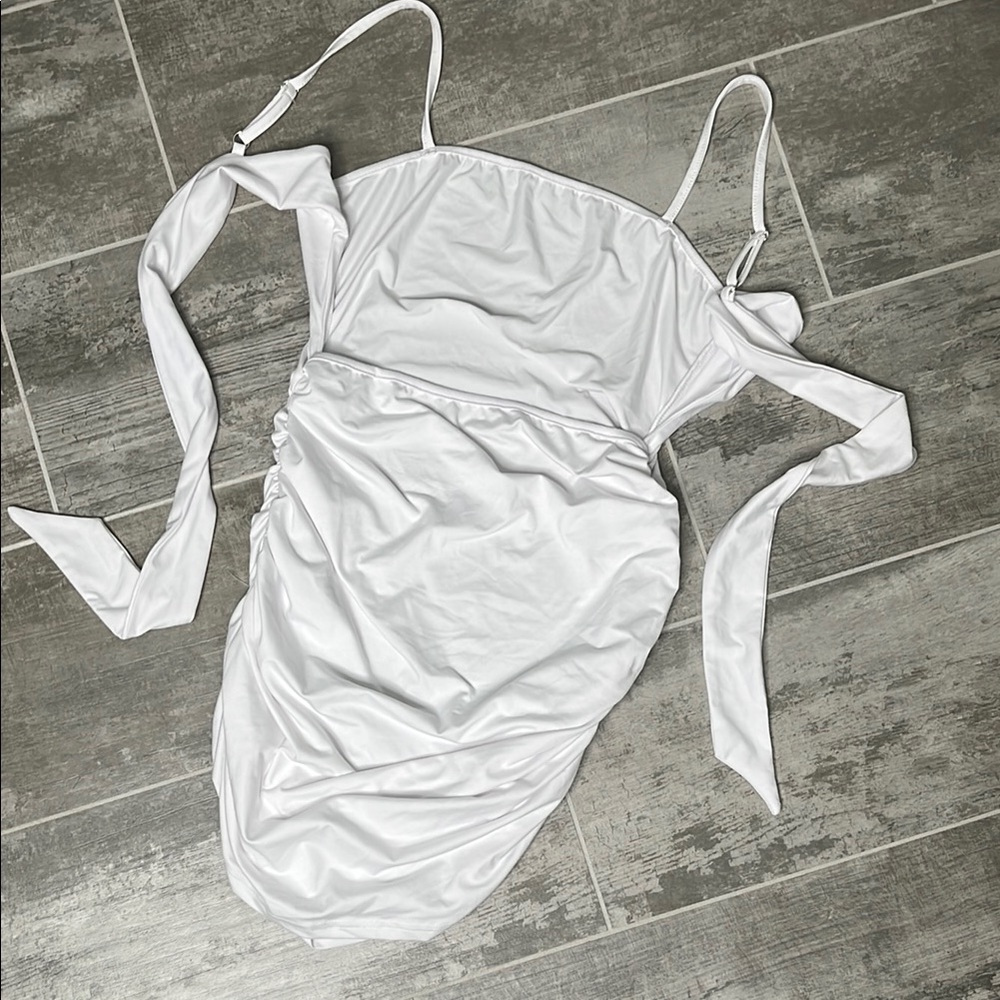Elegant White Mini Dress - Picture 3 of 7